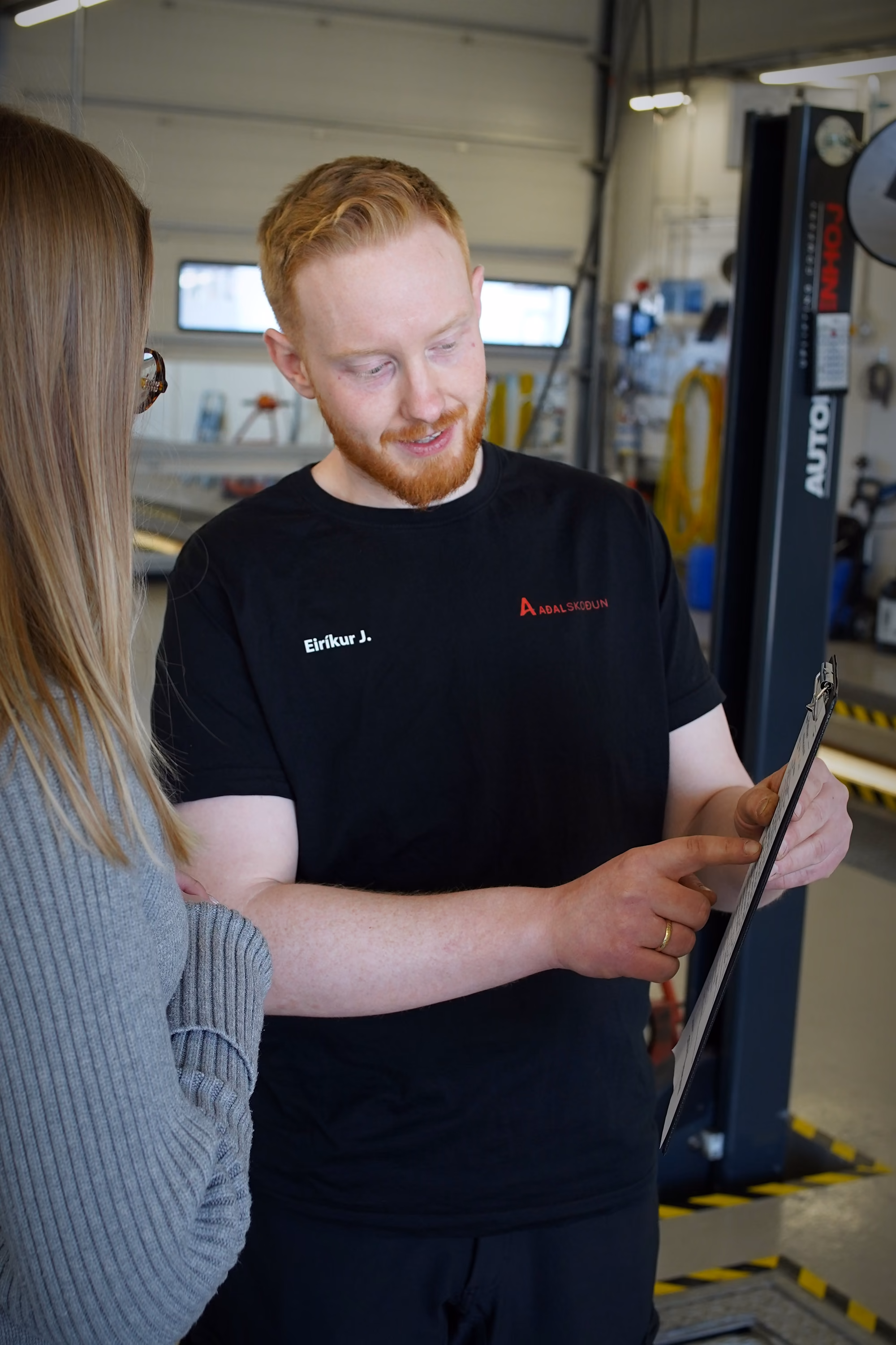 Þjónustufulltrúi Aðalskoðunar svarar spurningum viðskiptavina